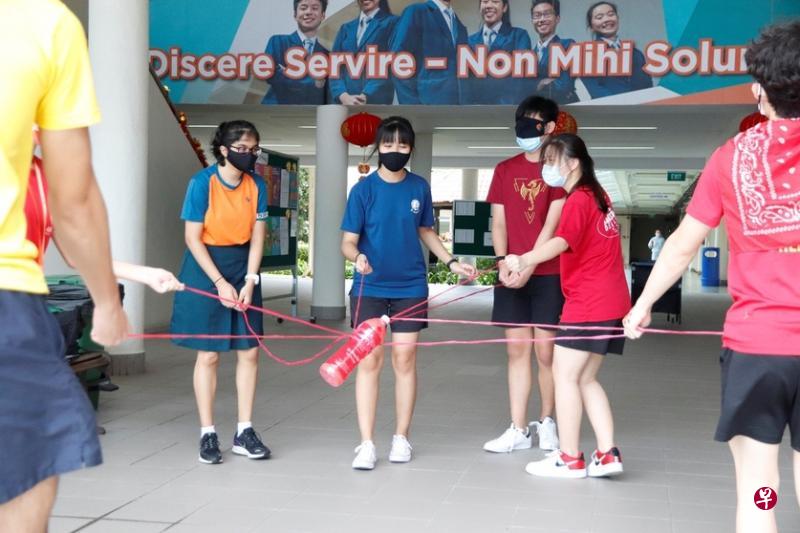 破冰游戏消除彼此间的隔膜，大家在眼神交流中培养了默契。（安顺初院提供）