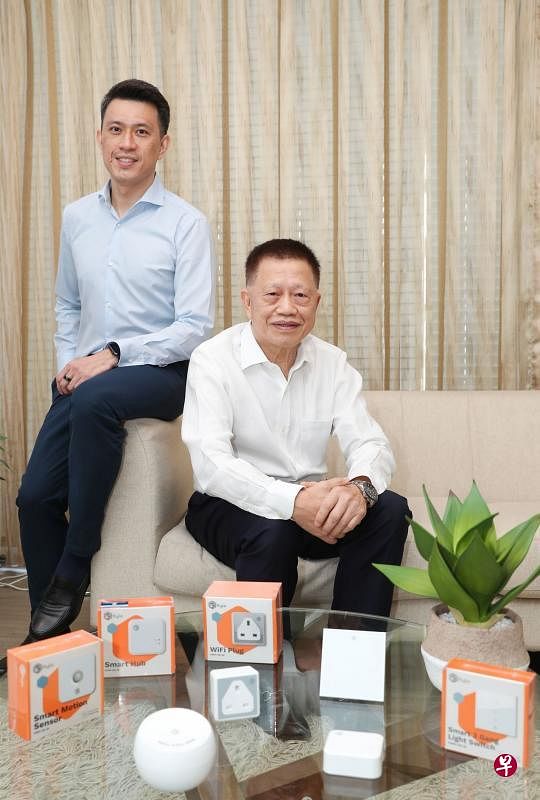 　快捷达环球执行主席兼总裁文汉耀（右）与儿子文永恒（执行董事兼营运总裁）。（商业时报）