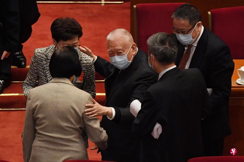 董建华被搀扶起来，与林郑月娥交谈。（法新社）