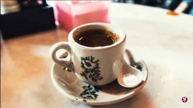 参加本地美食之旅，到协胜隆古早咖啡店品尝传统新加坡式早餐。（Trip.com提供）