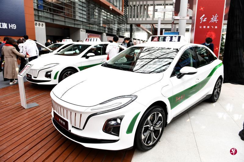 中国正在加快大规模应用新能源汽车，以实现其减排目标。中国目前朝着这目标迈进，预料在2030年之前，新能源汽车的普及率将达到35%。从3月1日起，长春市出租车、网约车和公务用车原则上不再增加或更新燃油车，普遍采用在项目启动仪式上所展示的红旗新能源车型。（新华社）
