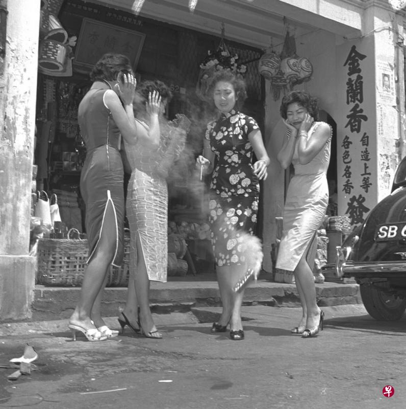 50年代的人过年，虽说家境并不是很富有，但新年气氛却很浓厚。（档案照）