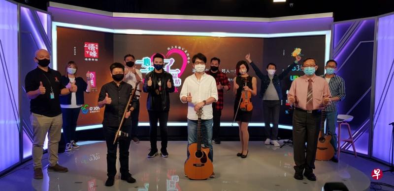 “一心一艺好温情”第11场线上公益演唱会表演精彩，海悦辅导中心执行董事朱仁杰（前排右一）对参与演出的新加坡报业控股华文媒体集团新闻中心总编辑韩咏梅（前排左二）和资深音乐人黄宏墨（前排右二）等各界人士深表感激。（大唐文化提供）