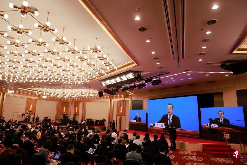 中国国务委员兼外长王毅昨天下午在北京人民大会堂，以网络视讯形式回答中外记者提问。（路透社）