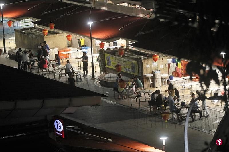 超过5 0名酒客在红山小贩中心夜夜群聚饮酒至深夜。（新明意外组摄）