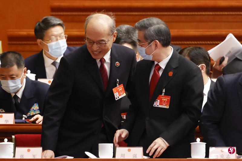 中国最高人民法院院长周强（右）昨天在全国人大第二次工作会议后，同中国最高人民检察院检察长张军交流。（中新社）