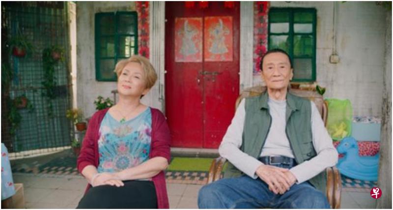 冯宝宝（左）与谢贤在电影《杀出个黄昏》饰演过气杀手。（互联网）