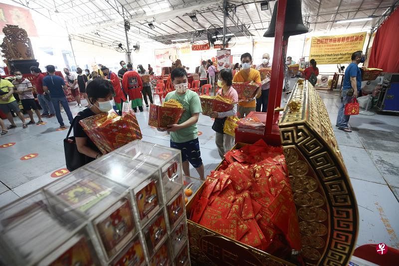 三巴旺财神庙昨天如期举行“开库借红包”活动，但活动仪式从速从简，信众购买聚宝盆后按批祈福念经，之后领取红包并焚烧聚宝盆贡品，整个过程在半小时内完成。（陈渊庄摄）