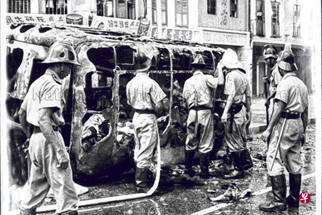 1956年的暴乱中不少车辆被毁坏。（英国国家档案馆照片）