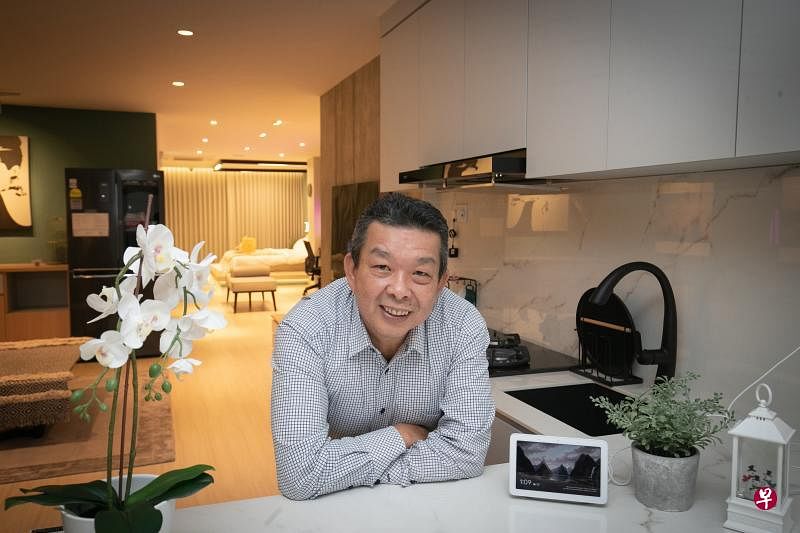 音响之家创办人兼执行总监李文德希望，通过预算案措施获得专业人士的指导，帮助公司分析近18万名会员的大数据，转化为有用的信息。照片背景为公司在陈列室设立的智能示范单位。（陈来福摄）