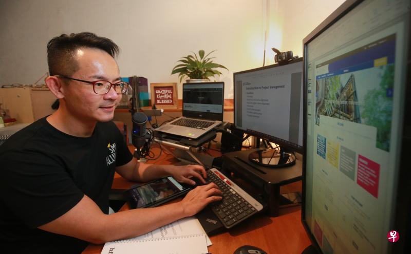 大学校友处高级经理陈国强认为，他在联系校友的工作上所面对的挑战之一，是如何借助网络平台创造与面对面交流一样的体验，而他最近学到的新知识将能派上用场。（唐家鸿摄）