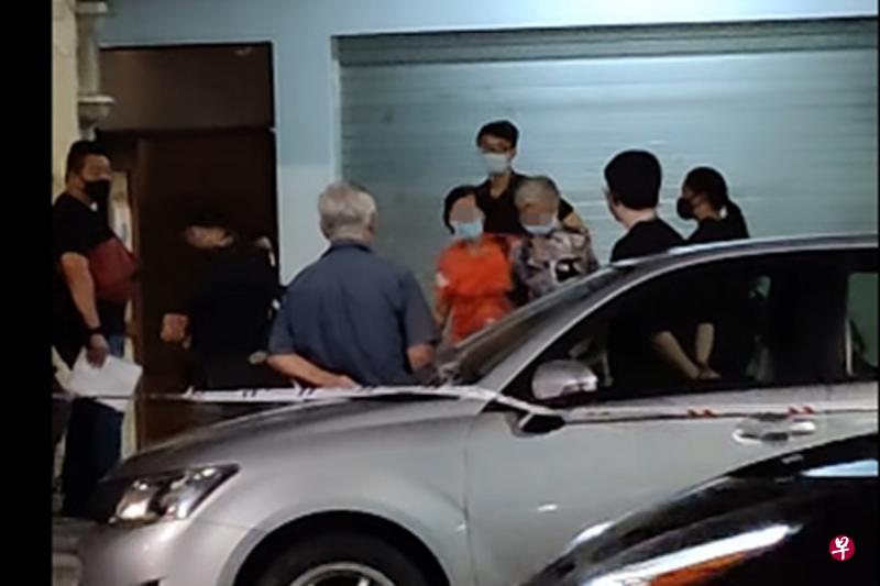 警方在2月28日晚上到芽笼取缔非法赌博活动，被逮捕的人当中包括白发老太太。（视频截图）