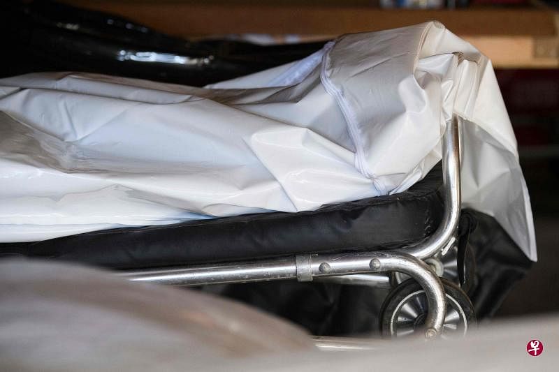 疫情就像是流星撞击，不仅结果相像，而且其所导致的痛苦和死亡同样是随机且无情的。（法新社）