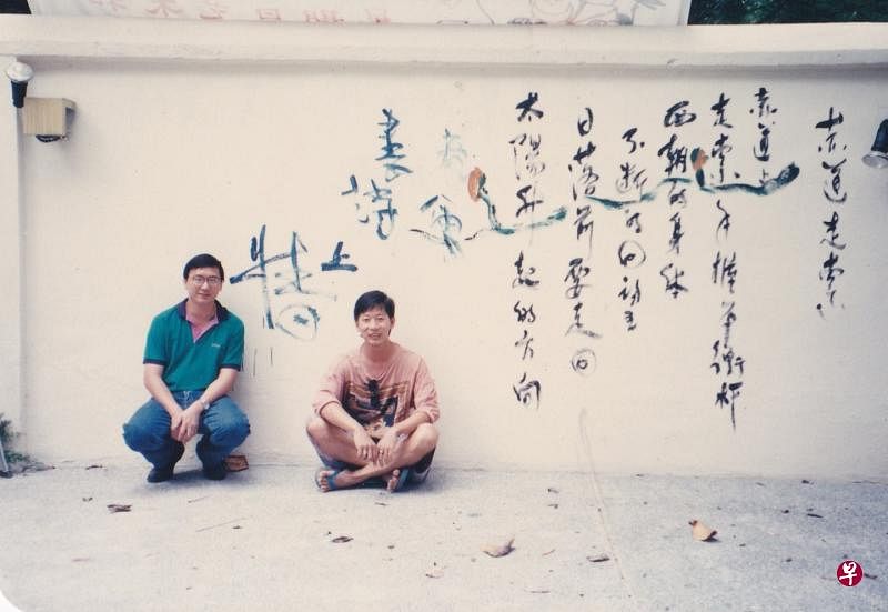1990年圣诞节，文青在电力站初试啼声——潘正镭（左）的诗集《赤道走索》在电力站发布，画家黄意会（右）在站内举行同名纸刻展。图为这项活动在电力站后花园的背景设计。（作者提供）