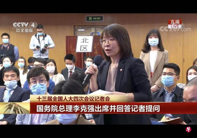《联合早报》北京特派员杨丹旭昨天在两会结束后的总理记者会上向中国总理李克强提问。（互联网）