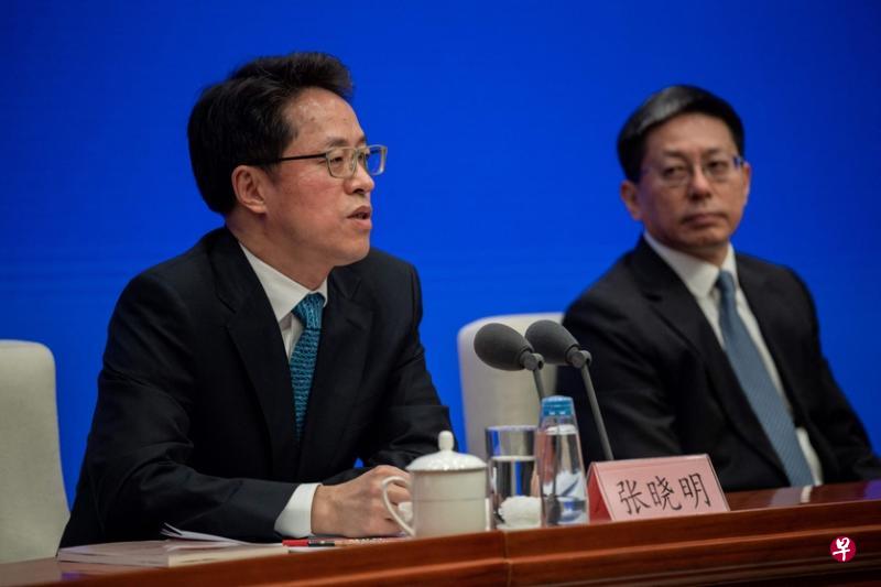 张晓明（左）昨天同中国全国人大常委会法工委副主任张勇，出席国新办新闻发布会。（法新社）