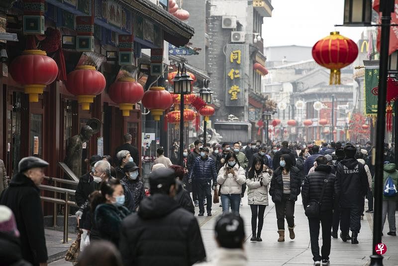中国的抗疫措施究竟是否正当？关键在于如何理解民众在抗疫中所受的约束。（彭博社）