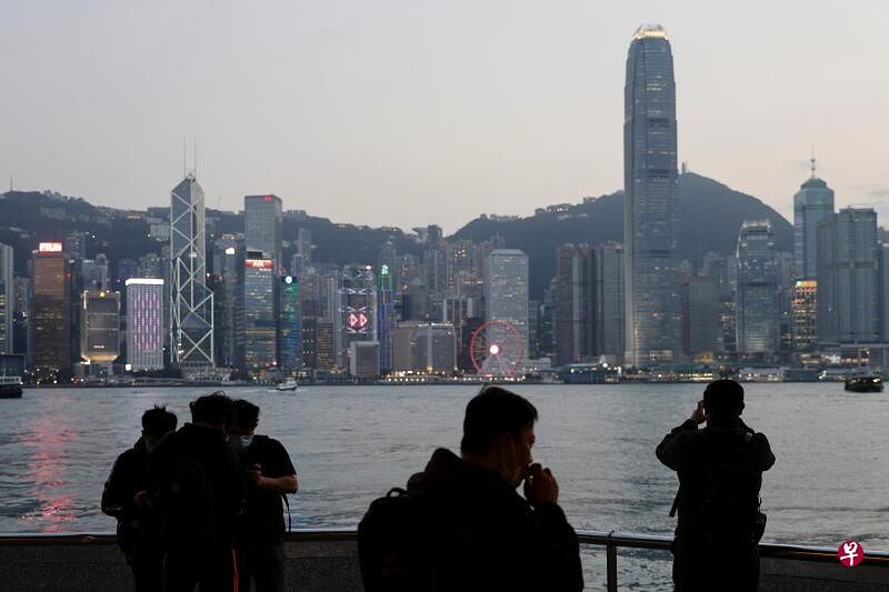 晚霞下的维多利亚港天际线。（路透社）