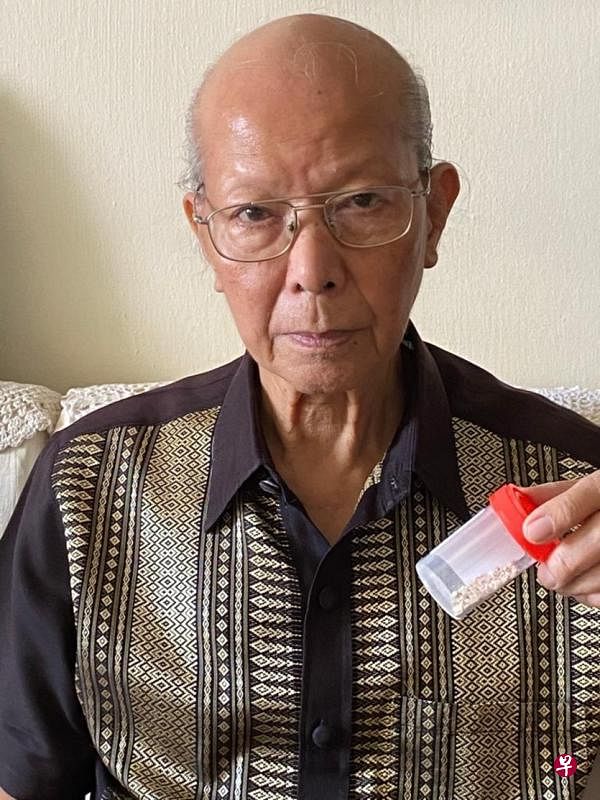 79岁的周天中肾结石较大，在医生建议下完成双镜联合碎石术。（受访者提供）