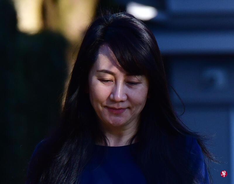 孟晚舟案目前进入最后阶段，其律师团体昨天做最后一次尝试，寻求加拿大法院承认更多证据。图为孟晚舟昨天前往加拿大不列颠哥伦比亚省最高法院途中。（法新社）