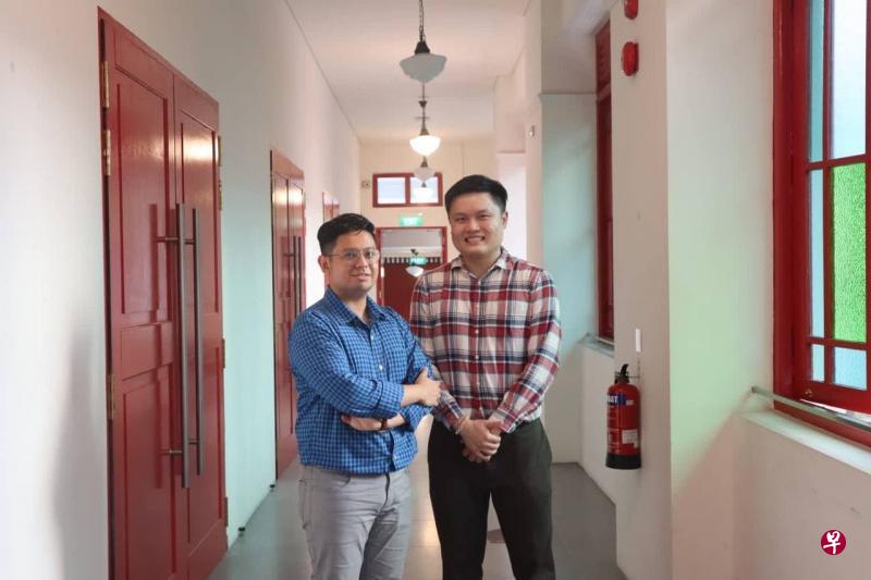 剧场导演阿迪布（左）和戏剧顾问蓝伟明率领青年剧团The Second Breakfast Company呈献杨清川著作《新加坡三部曲》。（受访者提供）