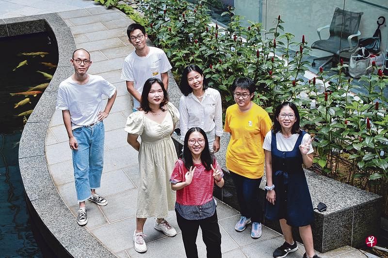 第六代字食族成员：（第一排左起）张丁元、杨懿、李欣融。（第二排左起）王若锦、黄枷谊、陈楠、郑欣恩。