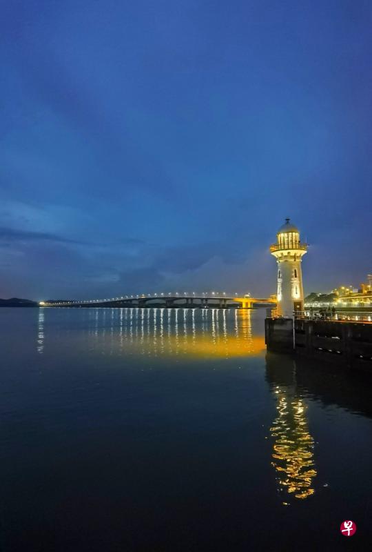 莱佛士游艇俱乐部夕阳沉入海平面。（梁丽庭摄）