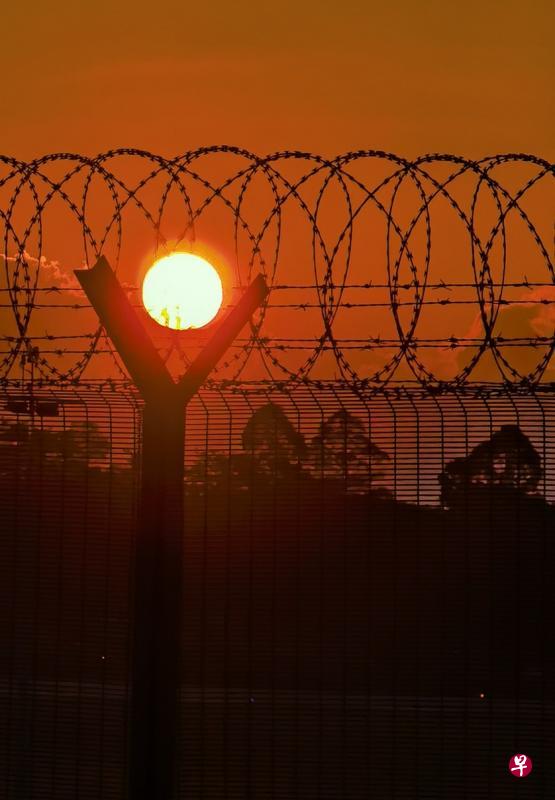 实里达宇航园夕阳上架。（梁丽庭摄）