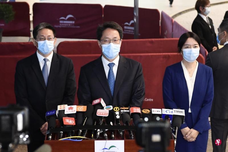 中国国务院港澳办副主任张晓明（中）昨天在香港会展中心会见记者。（中新社）