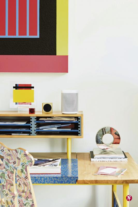 音乐与艺术伴你入眠　　入睡前用智能器材放松身心。◤Sonos One音箱　　这款智能音箱非常适合用来播放轻音乐，让人完全放松，轻易进入梦乡。音箱支持谷歌和Alexa语音助理，其六个麦克风系统侦测到人声时会自动调低音量。它有两个Class D级的数码扩音机，一个高音扬声器，一个中音扬声器，让音乐听起来更饱满和强劲。 Sonos One音箱售价$329，可在sg.tcacoustic.asia购买。