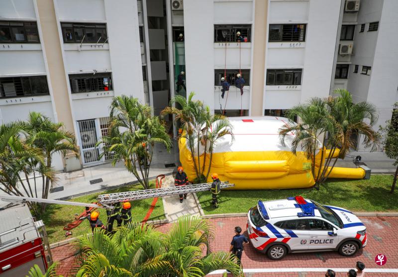 警方与民防部队于3月17日早上前往金文泰4道第309座组屋的一间单位。一名洋汉将自己锁在屋内拒绝开门。警方在大约中午时分破门而入，并逮捕该男子。（档案照） 