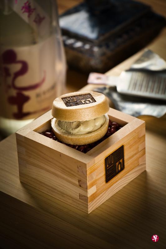 ←鹅肝橘子酱最中饼甜、咸、鲜融为一体。（餐馆提供）