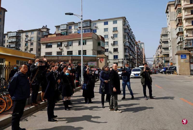 加拿大人斯帕弗案昨天在丹东中级法院开审，在法院外等候的外交人员在警车离开法院时，向警车挥手，希望可能坐在警车内的斯帕弗能看到。（路透社） 