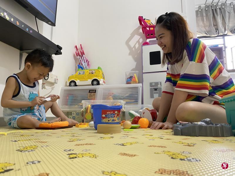陈俊凯四年前出世时患有胆道闭锁，母亲蔡玉湘于是决定捐肝救子。去年8月进行微创肝切除手术后，蔡玉湘在两周内康复，可以回去医院照顾儿子。目前母子俩都已康复，陈俊凯也茁壮成长。（国大医院提供）