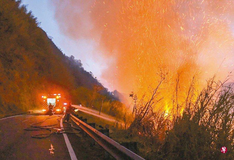 阿里山山火狂烧逾30小时，影响通行往来，冲击当地旅游业。（互联网）