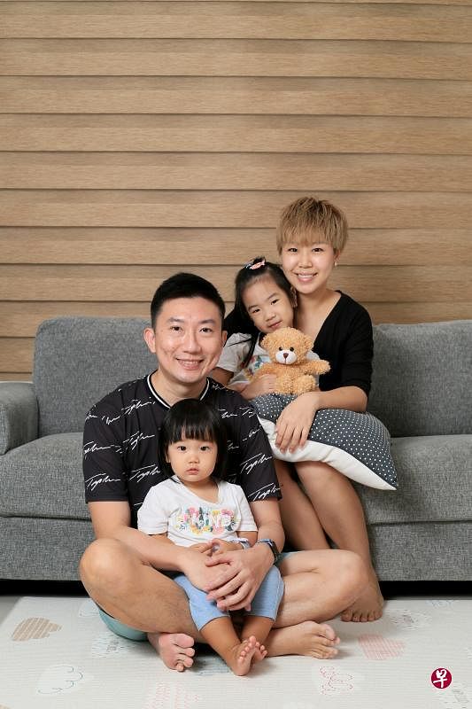陈志圣和太太李瑞芳认为孩子出生后由家长照顾比较理想，商量后决定由陈志圣肩负主要照护责任。（龙国雄摄）