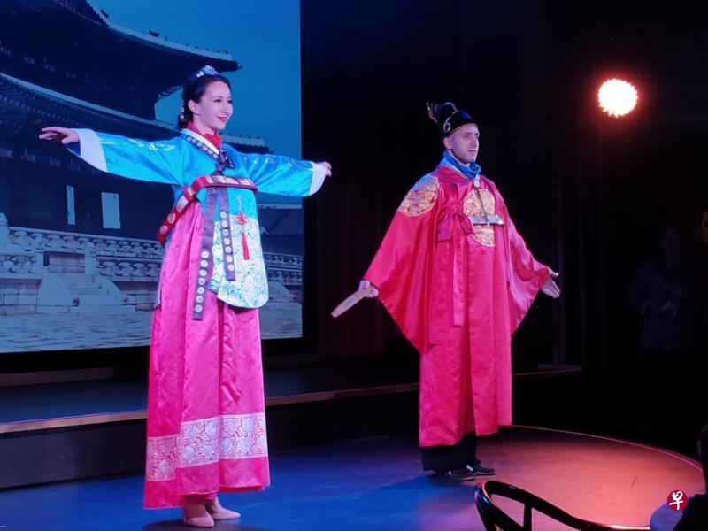世界梦号配合韩国主题游上演传统时装秀。（李雅歌摄）