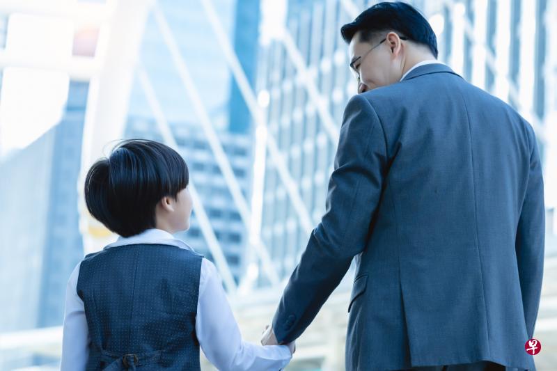 男生身边熟悉的人，包括教师、长辈或邻居等，都可能对他性侵，因此父母应从小灌输男生保护自己身体的意识。（图/iStock）