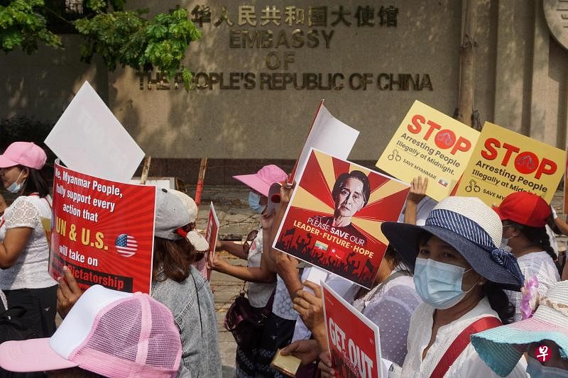 2月18日，中国驻缅甸大使馆外的示威者。（法新社）