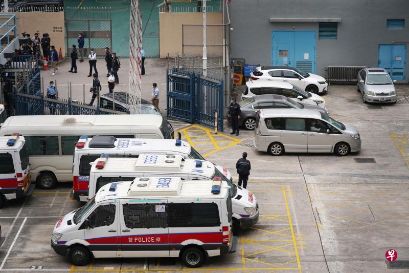 去年12月底，“12港人偷渡案”中两名未成年疑犯被移交回港，其余10人被深圳市盐田区法院以组织他人偷越边境罪和偷越边境罪，判处七个月至三年不等的有期徒刑。其中八人已刑满出狱，昨天由中国大陆执法机关移交遣返香港。图为香港警方车辆接载涉案人员到达天水围警署。（路透社）