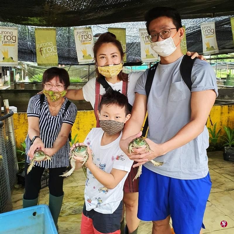 全家出游，欢乐捕牛蛙体验。（互联网）