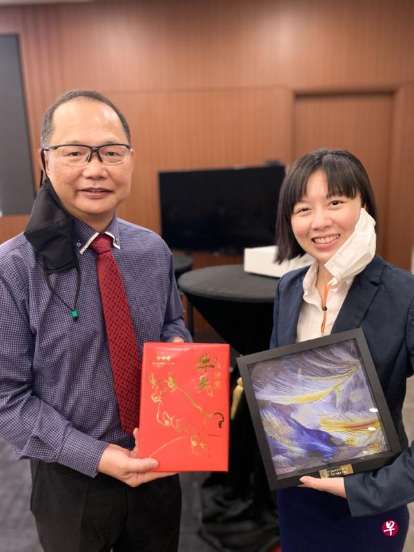 白芸宁（右）在2019年毕业于新加坡科技大学的科技创业直通课程，主修工程系统与设计，接着直通硕士学位。（受访者提供）