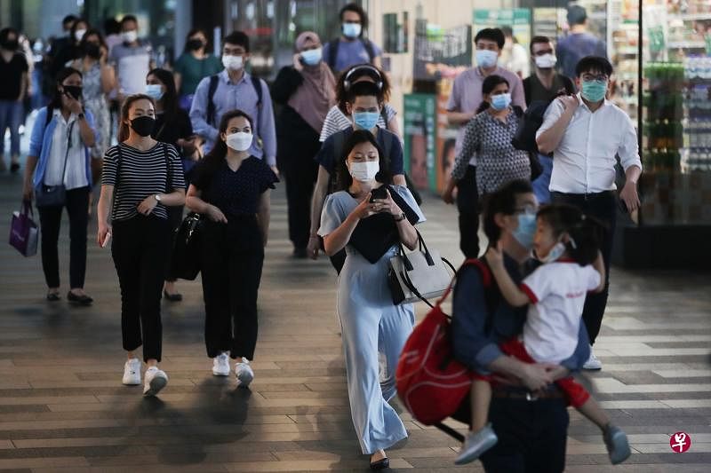 人力部呼吁雇主允许员工在非尖峰时段通勤，避免公司的共用空间、公共场所或公交上出现人潮聚集。（蔡家增摄）