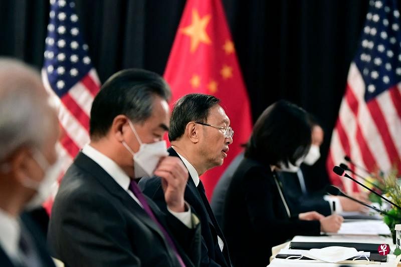 中共中央政治局委员、中央外事工作委员会办公室主任杨洁篪（中）、国务委员兼外长王毅（左二）在中美高层战略对话开场白中阐明中方有关立场。（法新社）