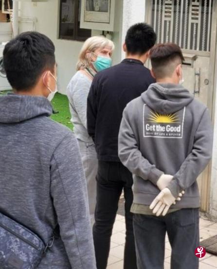 吴耀汉的外籍太太Susan（左二）曾两度下楼了解状况。（互联网）