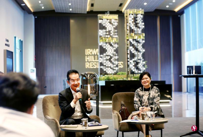 城市发展集团总经理谢仰丰（左）指出，今年私宅市场会延续去年上扬势头，集团本地住宅业务前景依然乐观。图右为集团物业发展部总管李美玲。（庄耿闻摄）