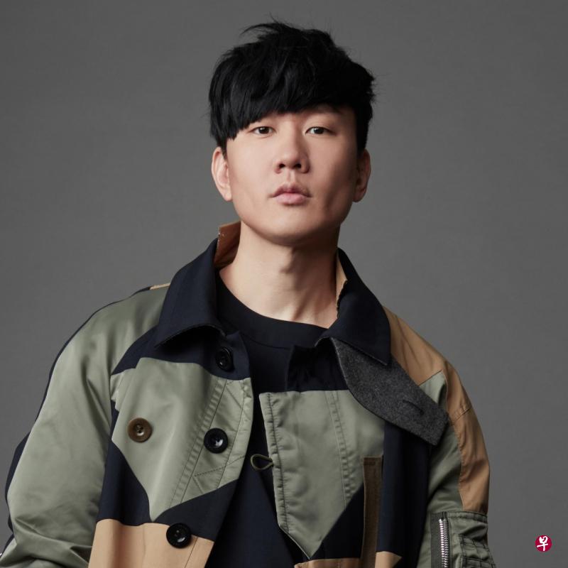 林俊杰宣布今天发行首张英语EP及6月初举行售票线上演出。（面簿图）