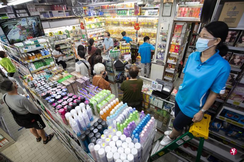 为了防小偷，泰兴和参茸药行每天会有店员轮流爬上梯子充当“人肉电眼”，观察店内情况，同时也为顾客解答疑问。（陈来福摄）