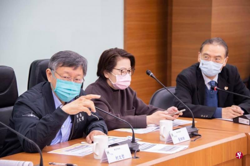 台北市长柯文哲（左一）认为，中国大陆必须想办法改善自己的国际形象。（互联网）
