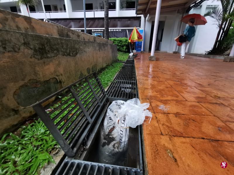 职员将沙包放在沟渠挡水。（谢智扬摄） 